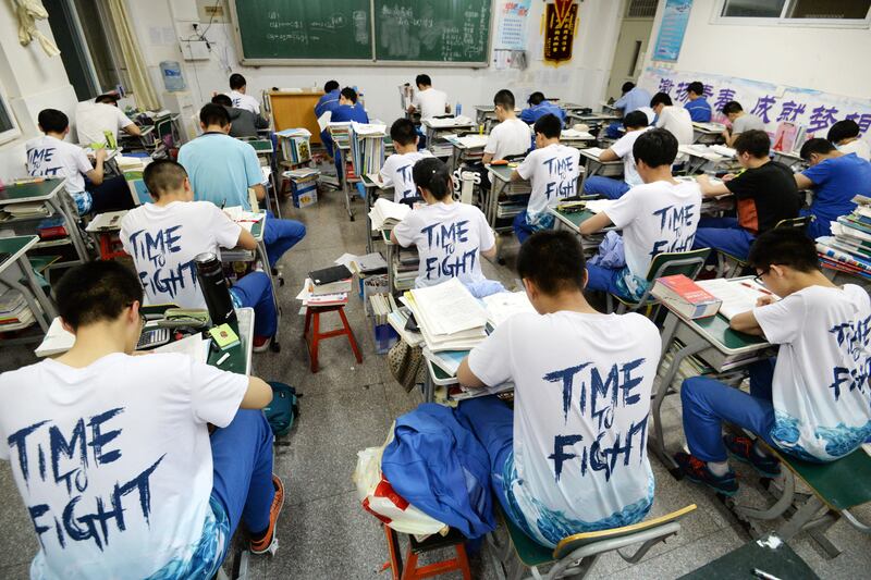 考高前夕,中国的中学生挑灯夜战。