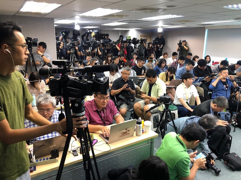 民进党宣布党内总统初选民调受到媒体关注。(记者夏小华摄)