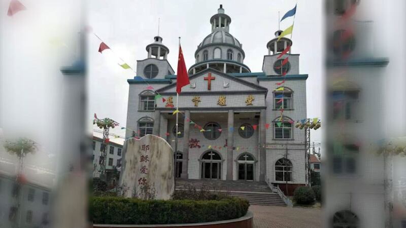 资料图片:河南新乡原阳县中心堂被强拆十字架后,又被强行竖立五星红旗。(视频截图)