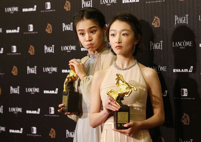 2016年11月26日,中国大陆女演员马思纯(左),周冬雨,凭着《七月与安生》同时获得第53届金马奖影后。(美联社)