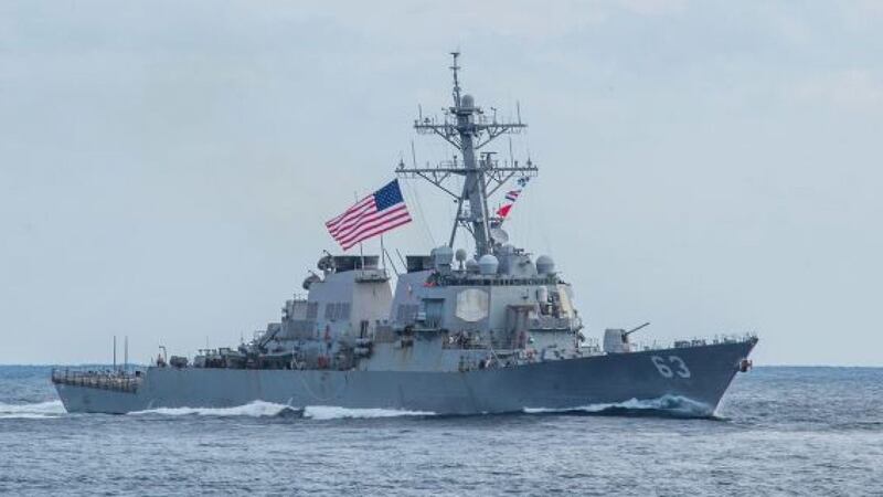 美国阿利·伯克级驱逐舰史塔森号(DDG 63)穿越台湾海峡,展现美国致力于一个自由开放印太地区的承诺。(US Navy)